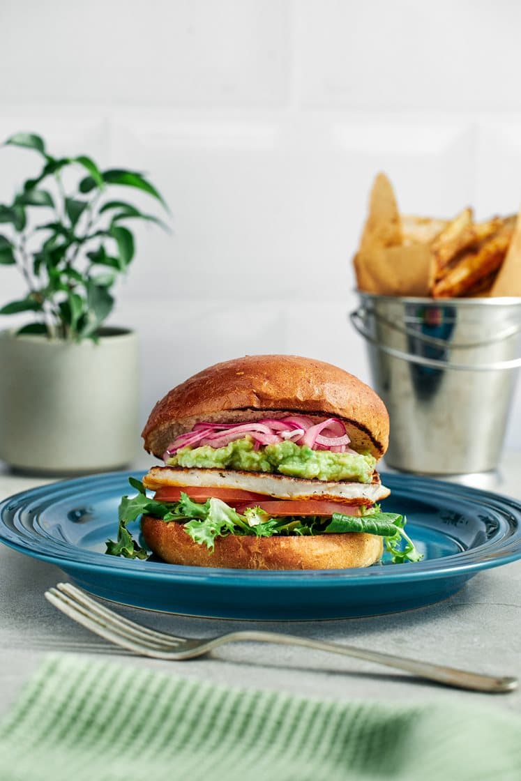 Texas halloumi burger med avocado mash och kryddiga pommes 