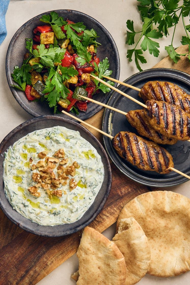 Grillade kebabspett med kabak salatasi, valnötter, rostad paprikasallad och pitabröd