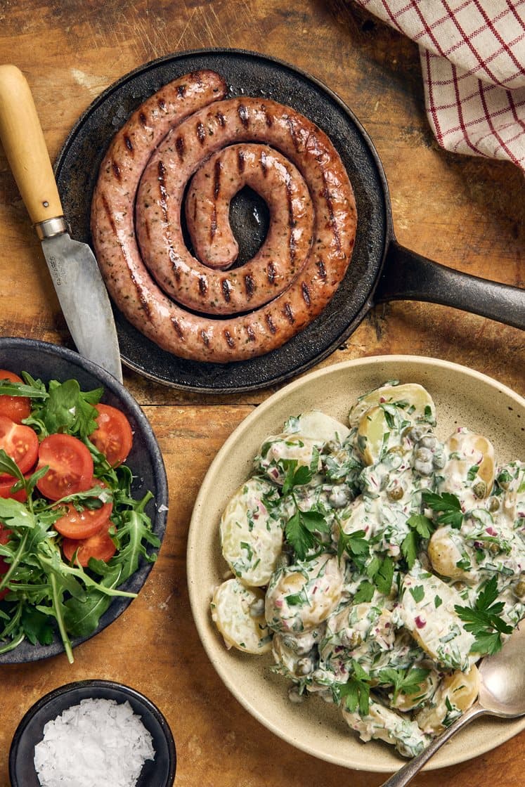 Grillad Toulousekorv med fransk potatissallad, kapris och persilja