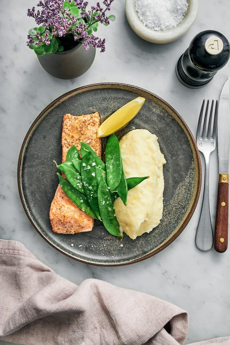 Ugnsbakad lax med potatis- och rotselleripuré, sockerärtor och citron