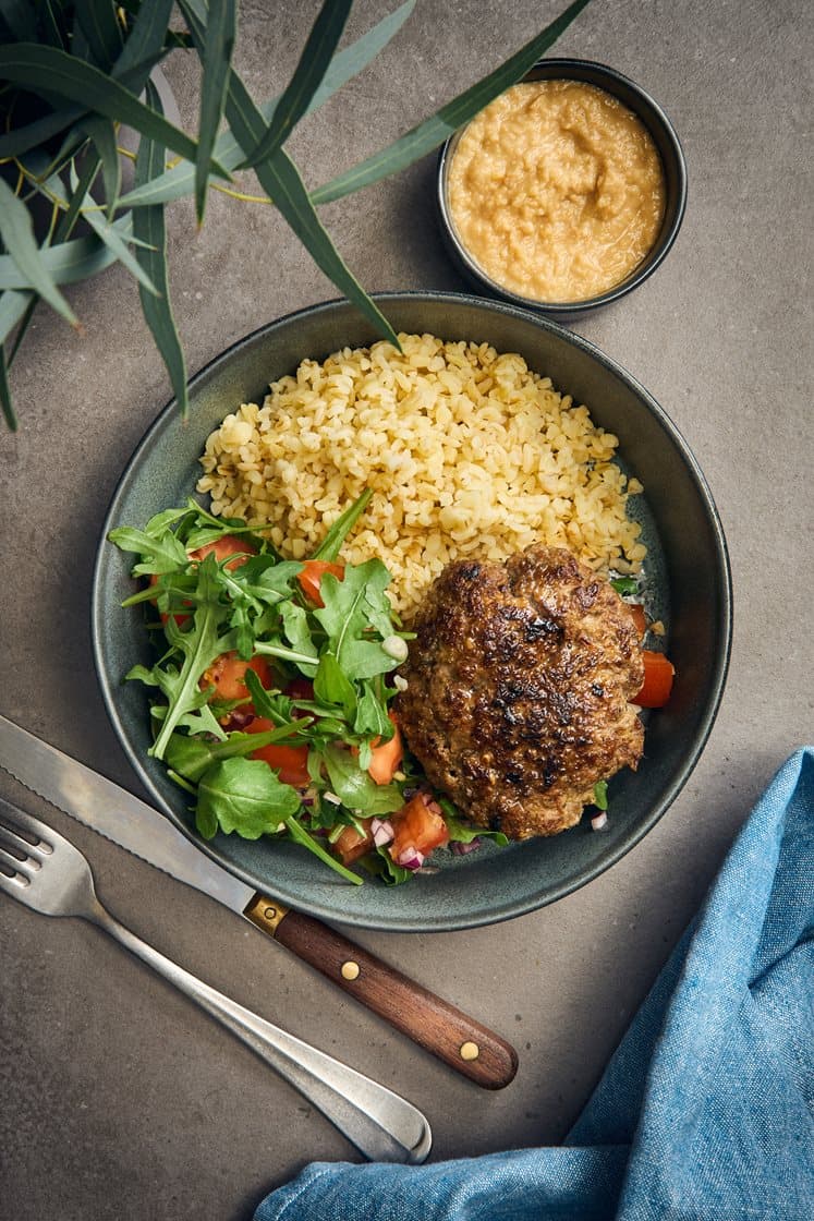 Zaatarkryddade färsbiffar med bulgur, hummus och tomatsallad