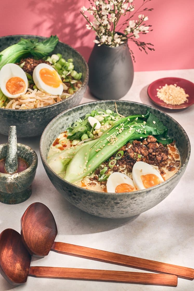 Tantamen ramen med tahini, nudlar, sesamstekt fläskfärs och böngroddar