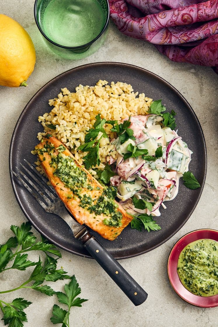 Orientalisk lax med zhoug, krämig sesamdressad gurksallad och bulgur