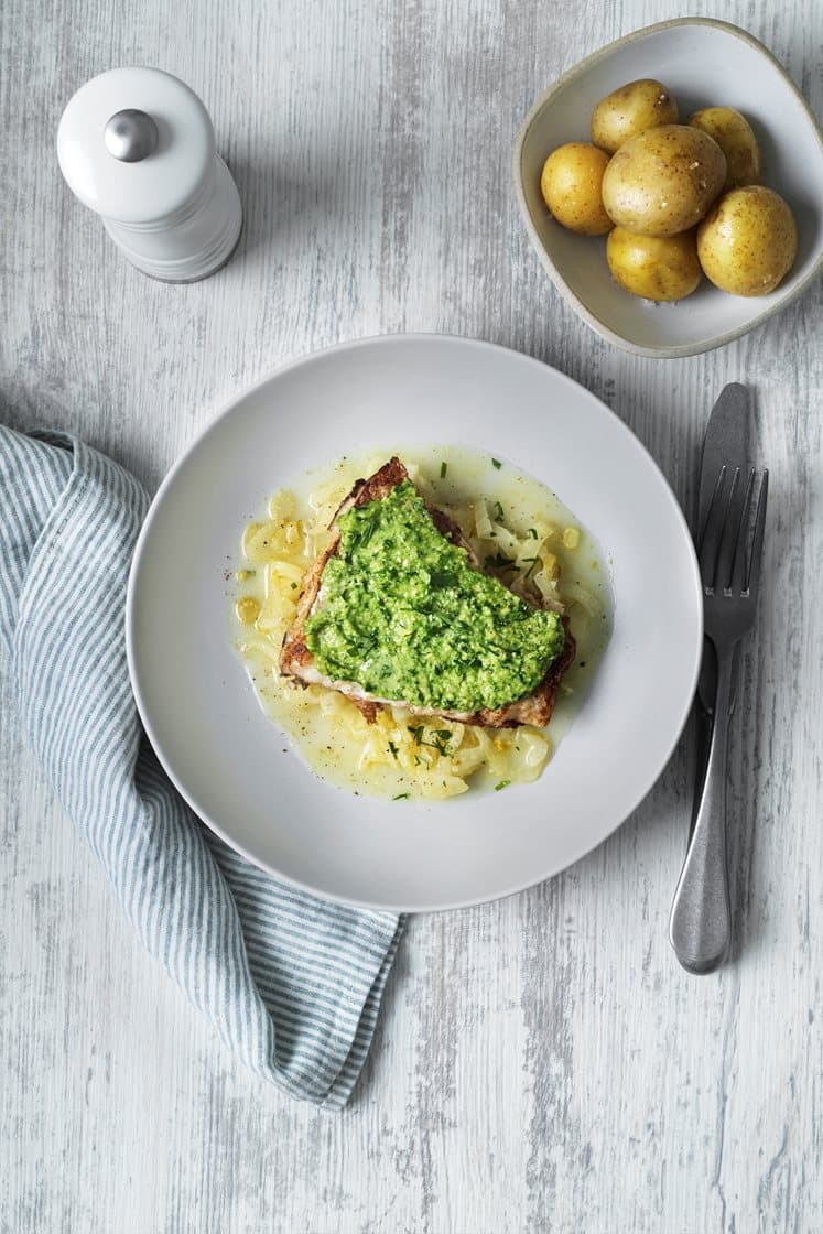 Smörstekt torsk med fänkålschoucroute och hasselnöt- och persiljepesto