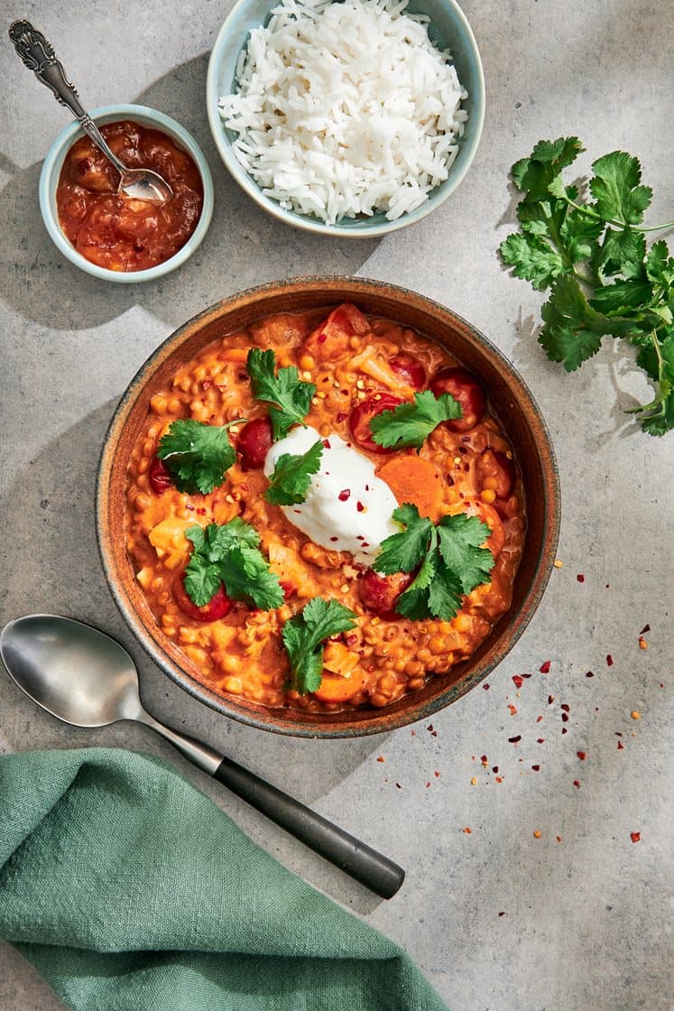 Snabb indisk dhal med yoghurt, mango chutney och koriander