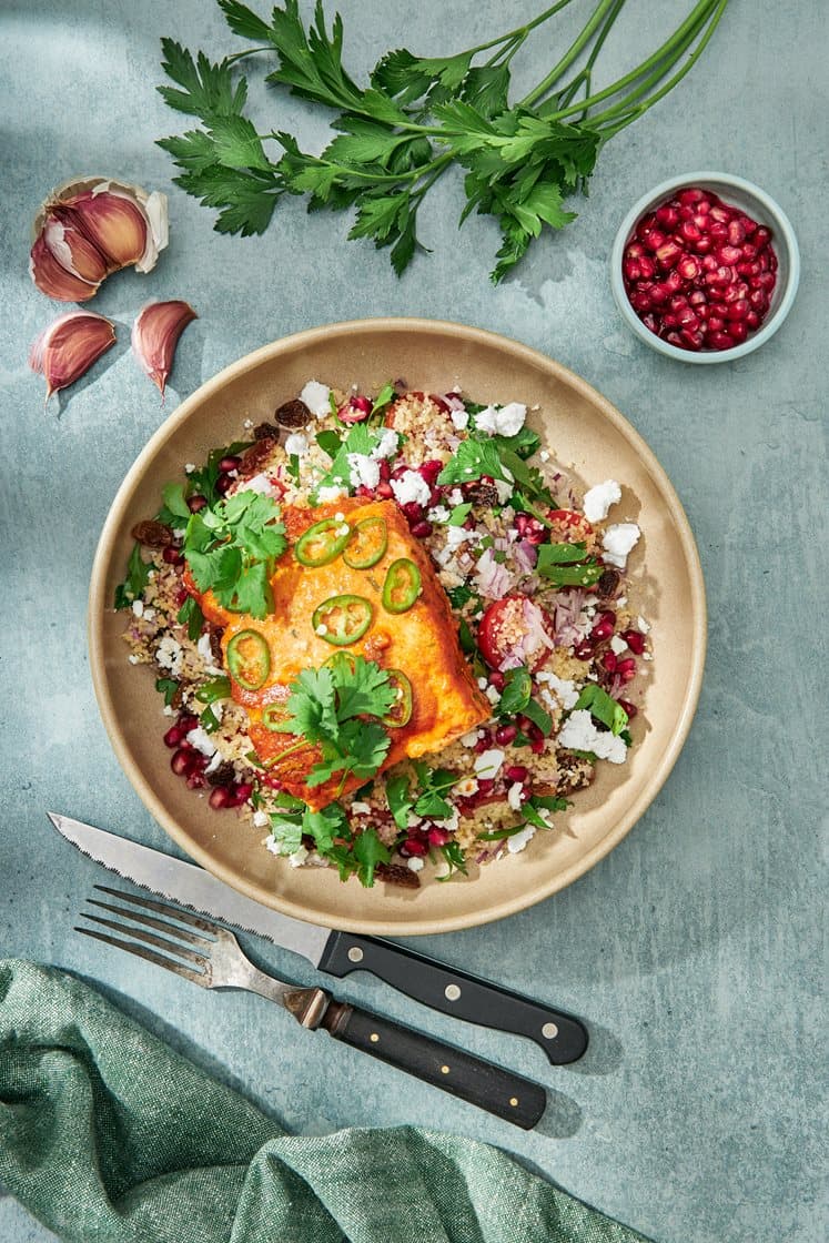 Chili- och korianderbakad lax med couscoussallad, granatäpple och fetaost 