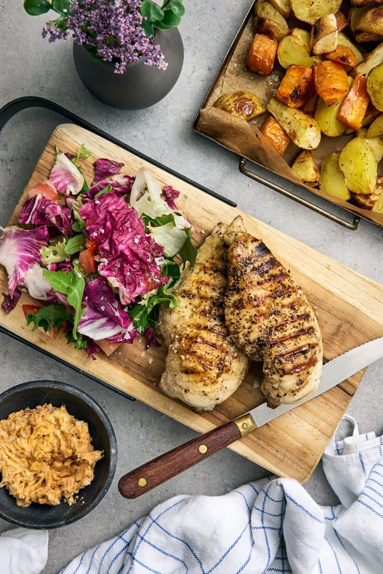 Grillad kycklingfilé med ugnsrostad potatis, palsternacka och kryddsmör