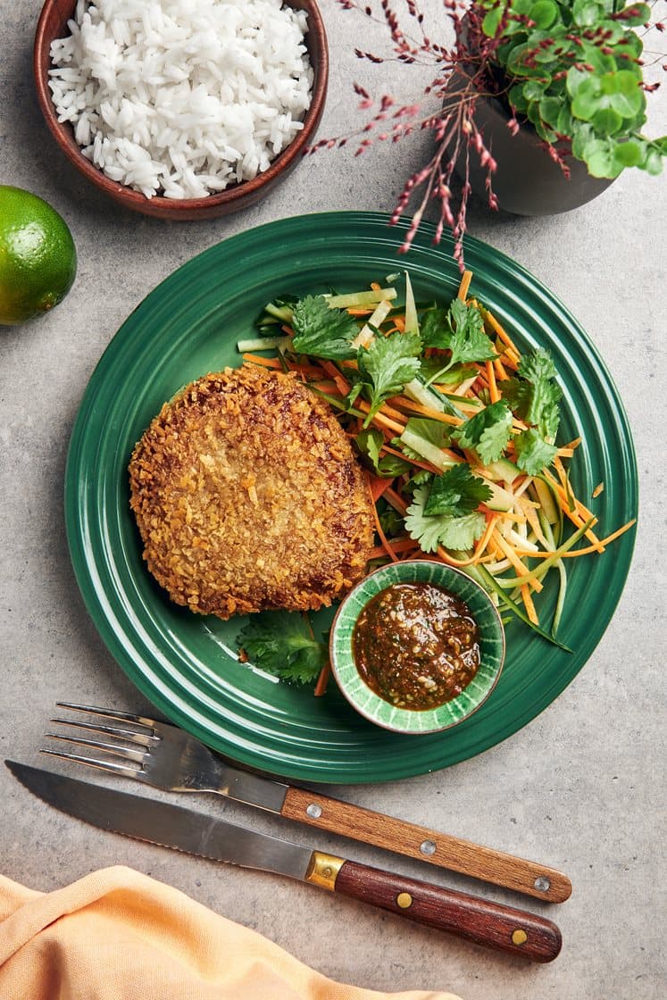 Pankostekta kalkonfärsbiffar med sesam- och korianderdressing och asiatisk gurksallad