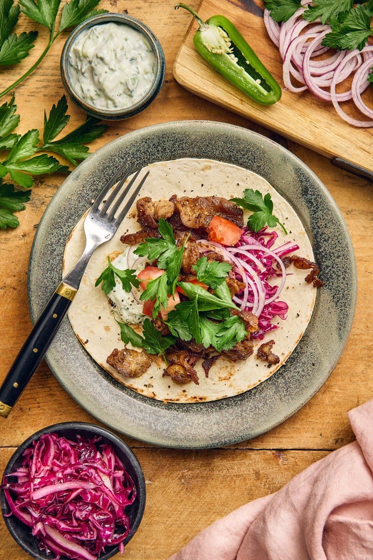 Vildsvinskebab i tortillabröd med jalapeñotzatziki, syrat rödkål och tomat- och persiljesallad