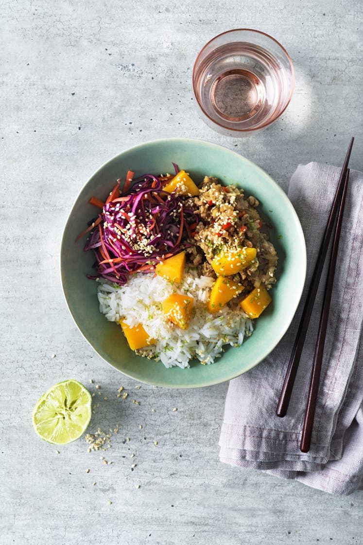 Chili- och limestekt fläskfärs med rödkålssallad, mango och sesamfrön