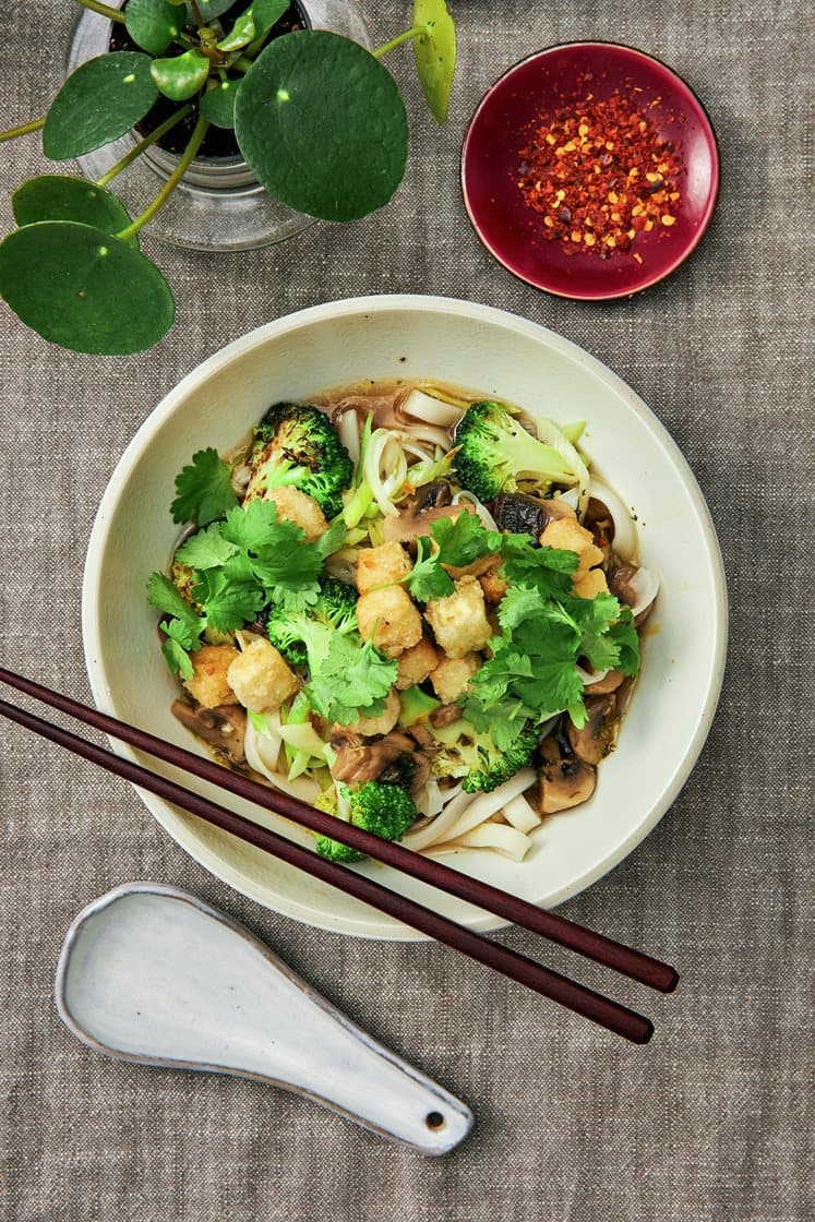 Japansk ramensoppa med wokad broccoli och friterad tofu