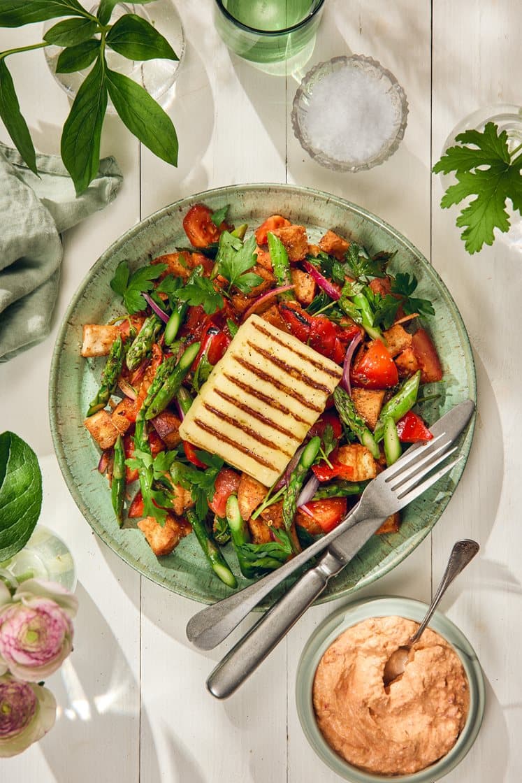 Somrig brödsallad med grillad sparris, pannoumi och fetaoströra