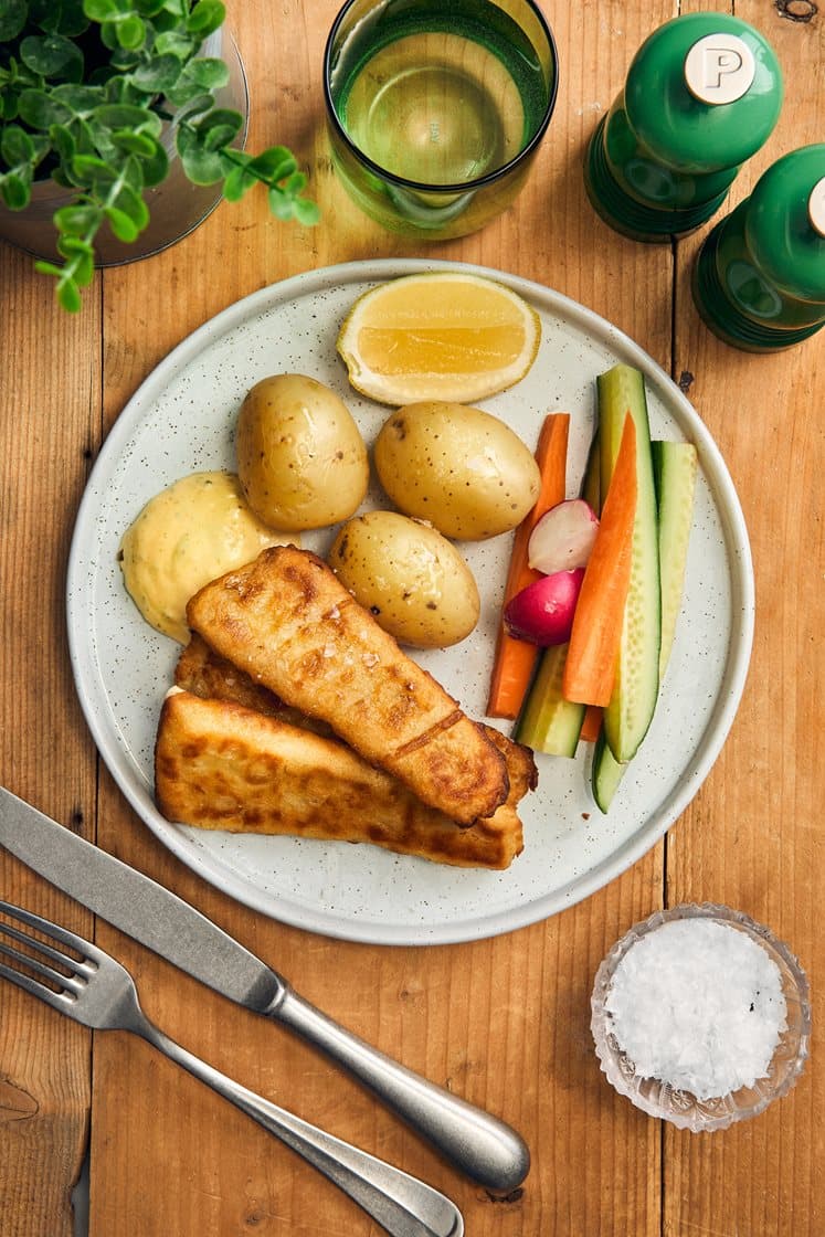 Färdigpanerad tempura sej med kokt potatis och remoulade