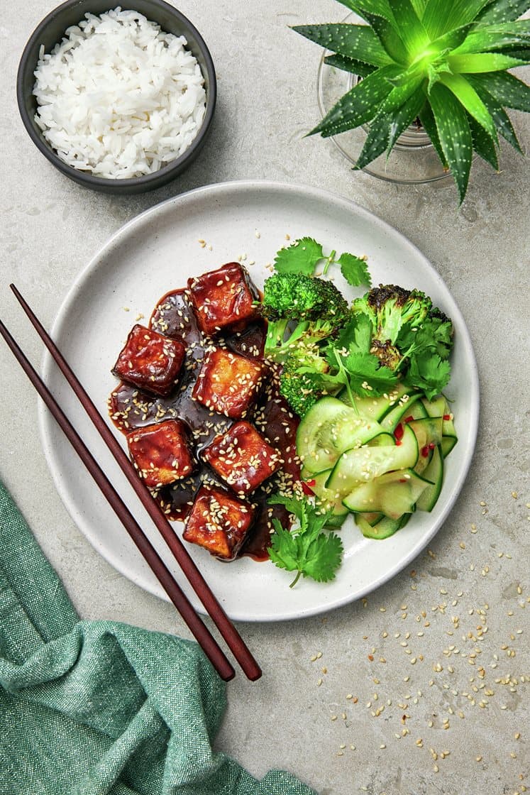 Crispy glazed tofu med asiatisk gurksallad Recept Linas Matkasse