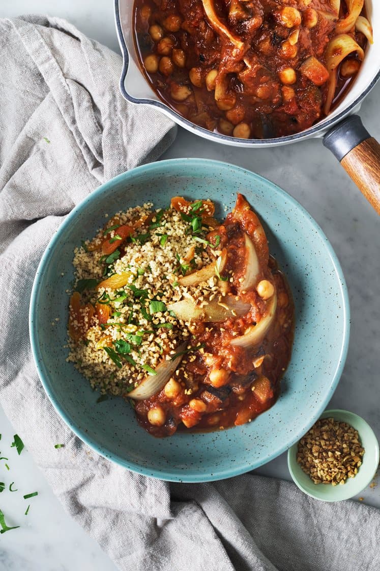 Marockansk auberginegryta med hasselnötsdukkah och aprikossallad