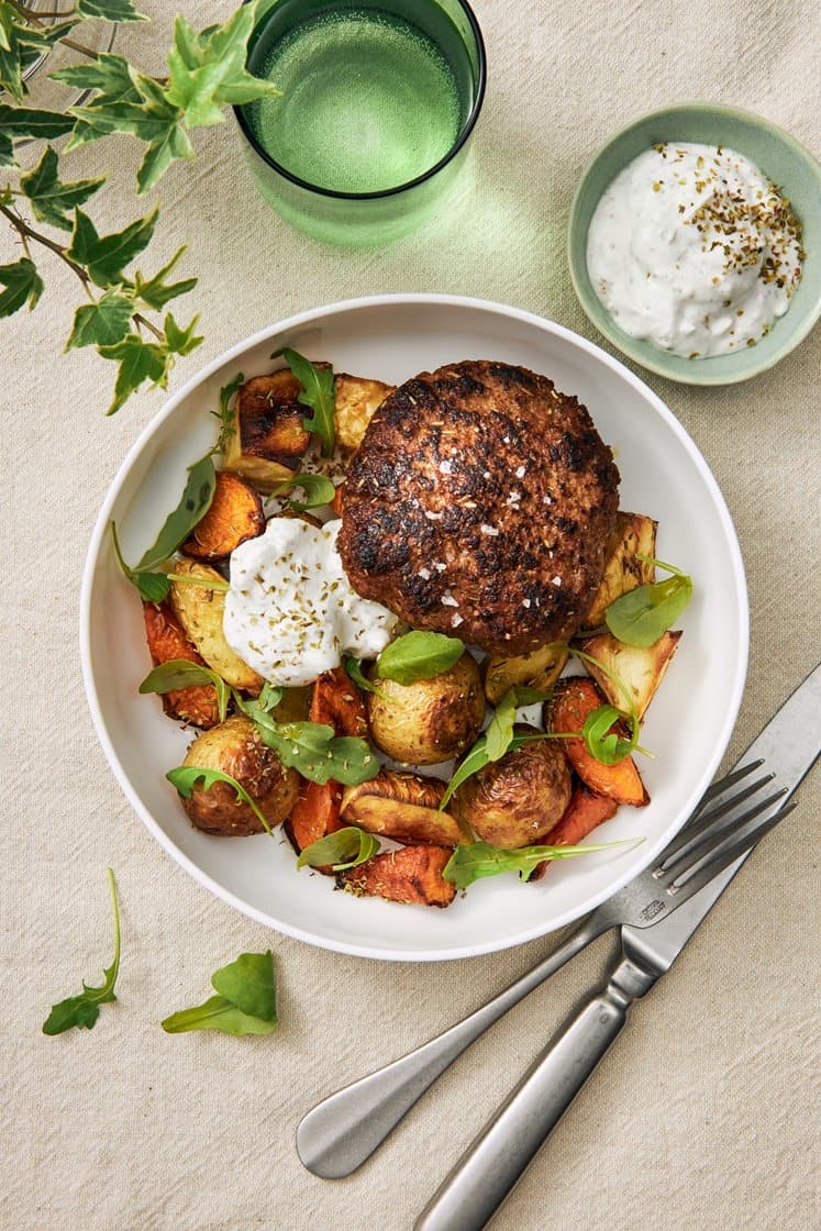 Grekiska färsbiffar med rostade rotfrukter och fetaostyoghurt 