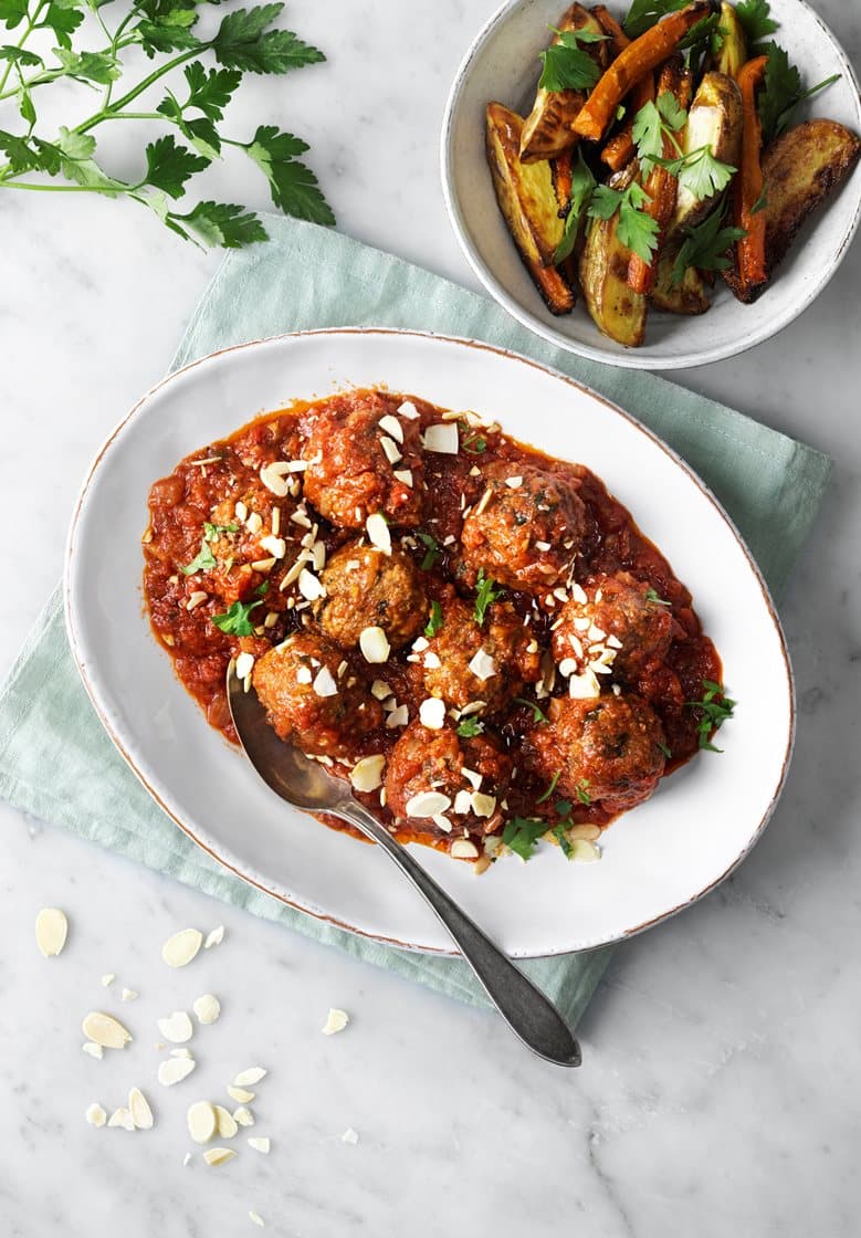 Albondigas med mandel, tomatsås och rostade rotfrukter