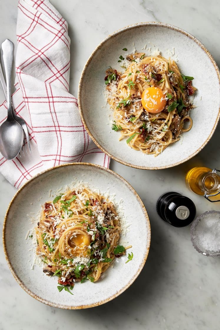 Vegetarisk carbonara med svamp och soltorkade tomater