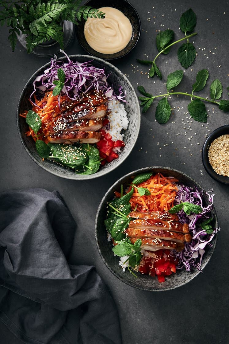 Buddha bowl med kyckling, mynta och sojamajonnäs