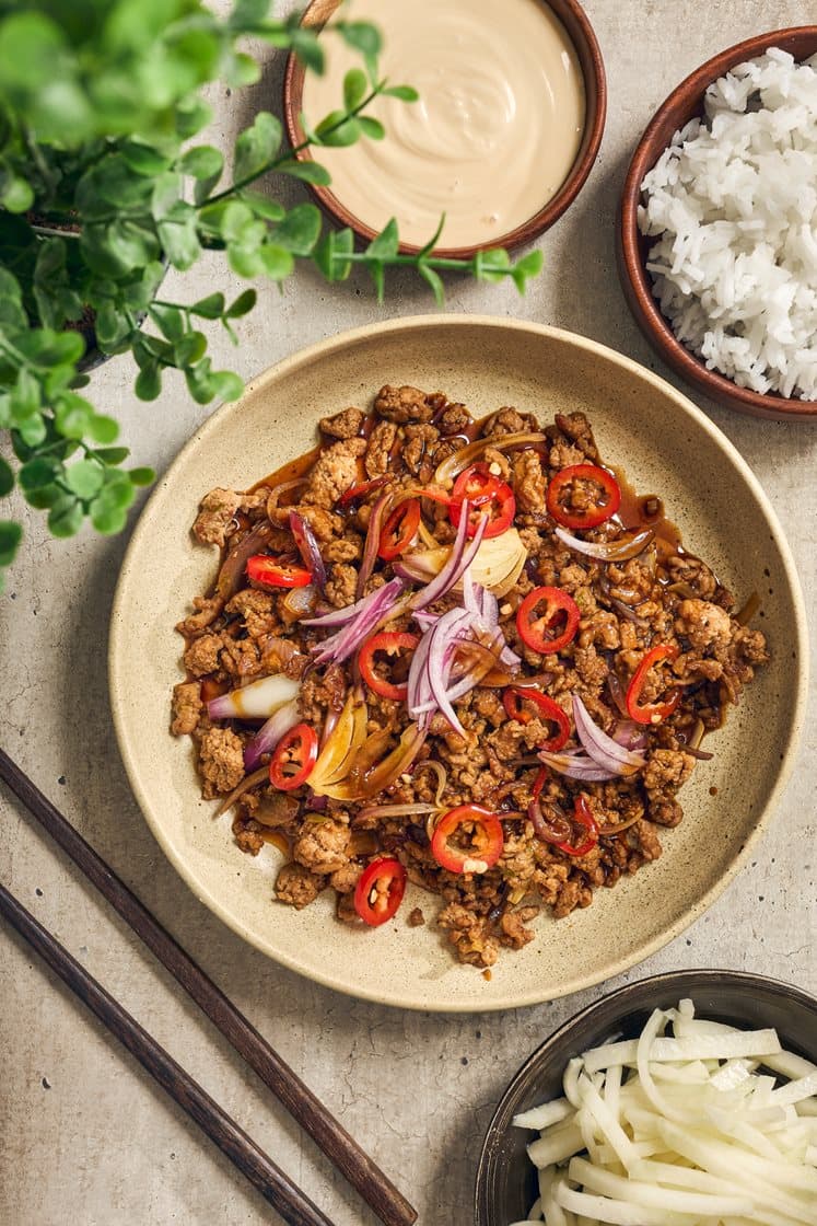 Kalkonwok med röd chili, limedressad kålrabbi och sojamajonnäs