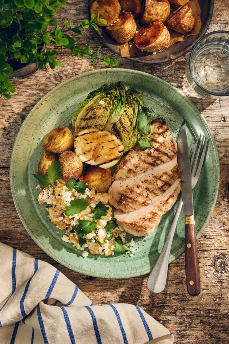 Grillad kyckling och gemsallad med majs- och fetaostsalsa
