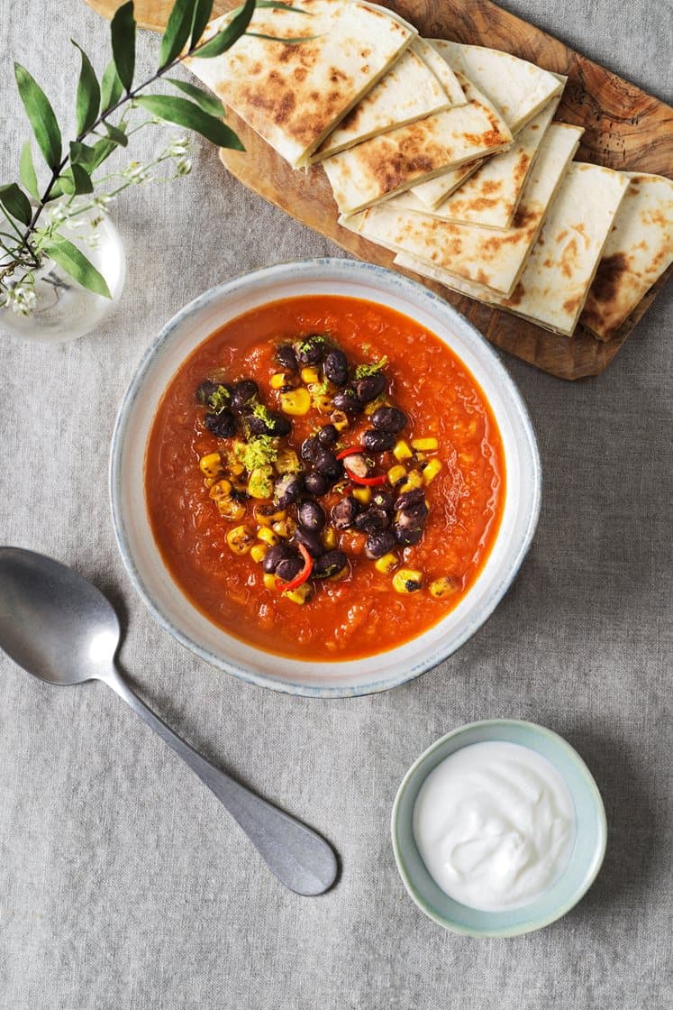 Menudo sin carne - mexikansk tomatsoppa med rostad majs och quesadillas