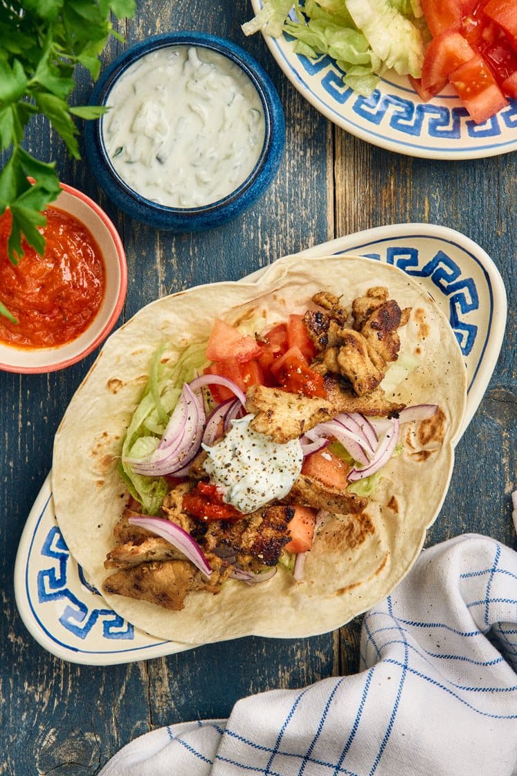 Gyros på fläsk med färdig tzatziki och tortillabröd