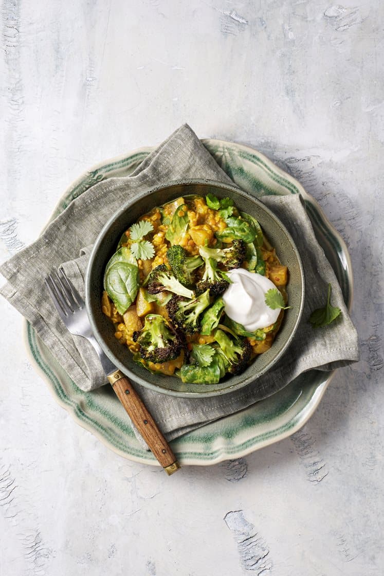 Orientalisk linsgryta med saffran, potatis, rostad broccoli och koriander