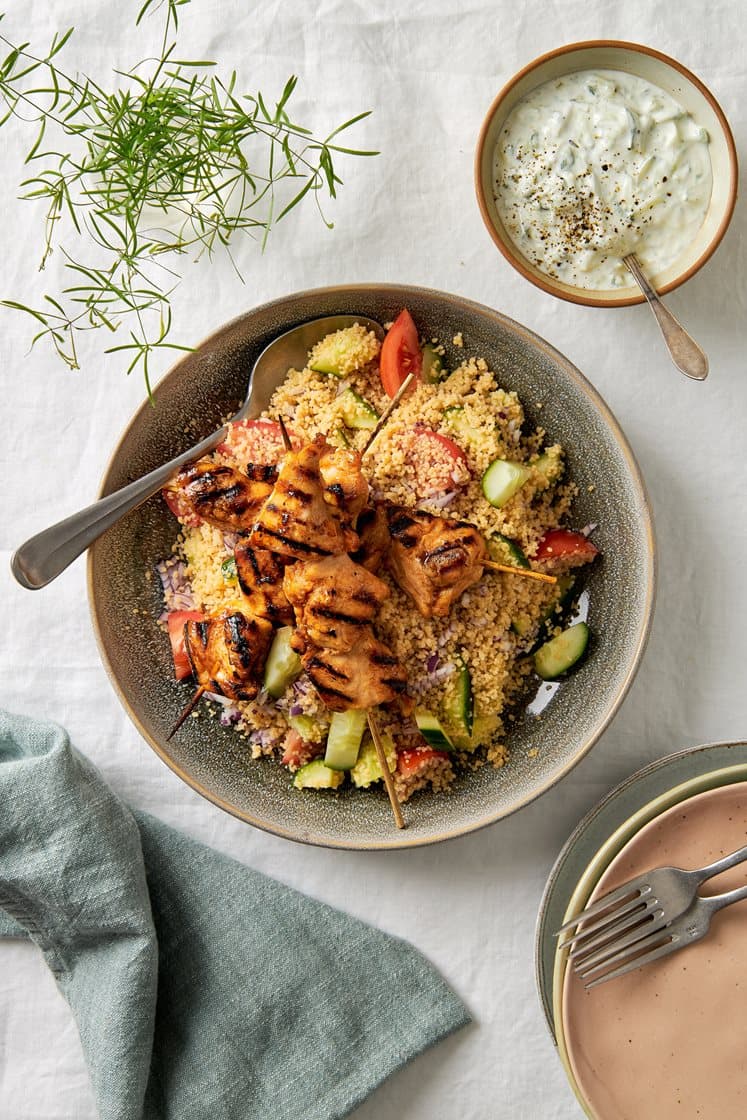 Grillade kycklingspett med couscous och gurkyoghurt