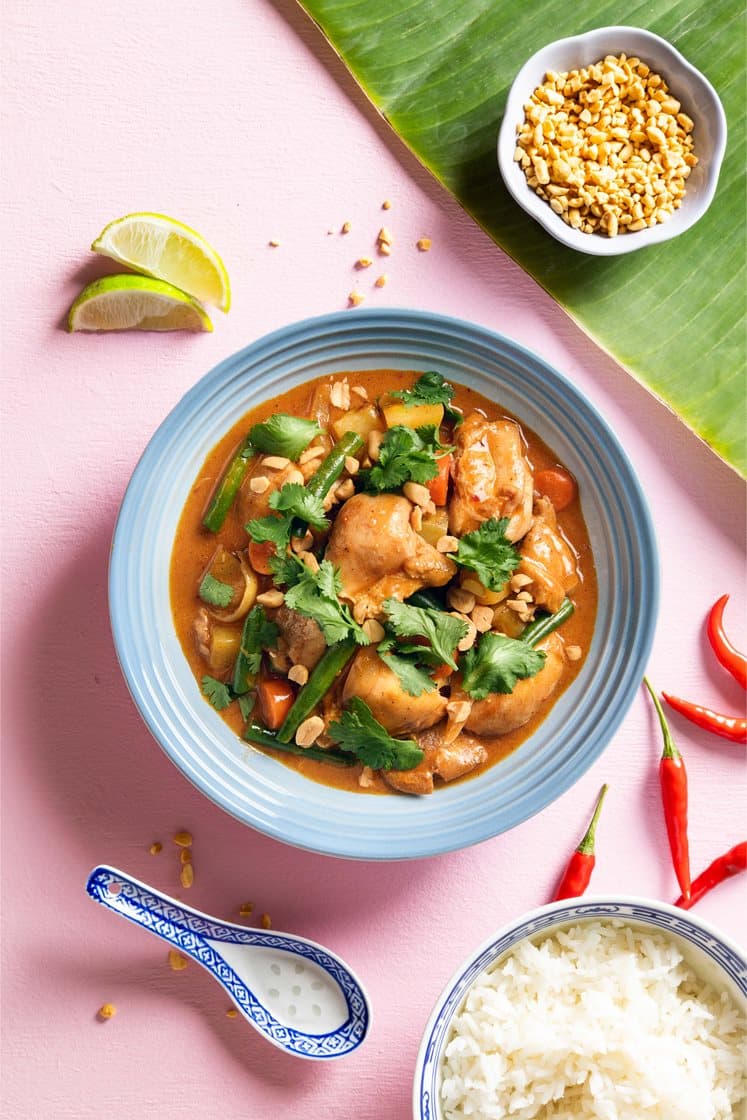 Massaman curry med kyckling, koriander och jordnötter