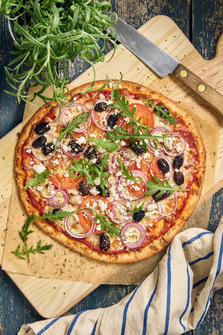 Grekisk pizza med fetaost och kalamataoliver