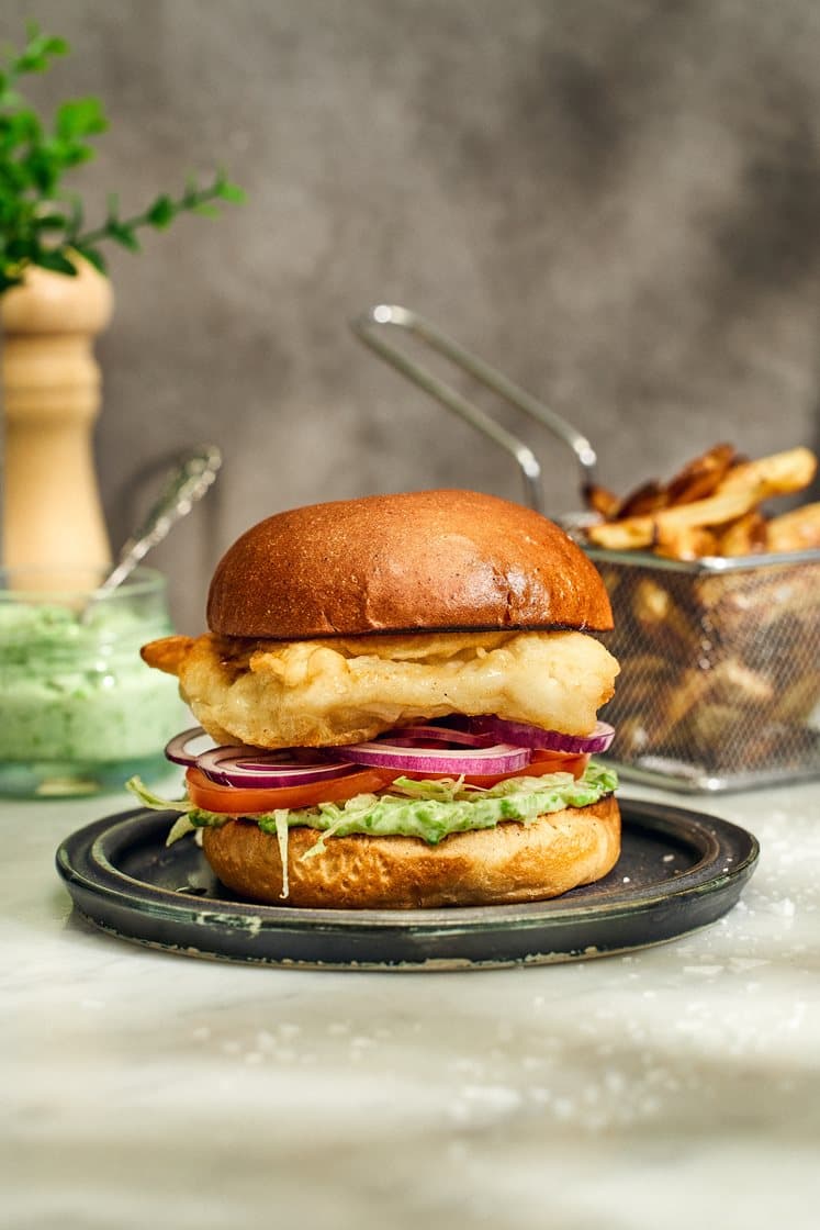 Fish and chips burgare med mashed peas