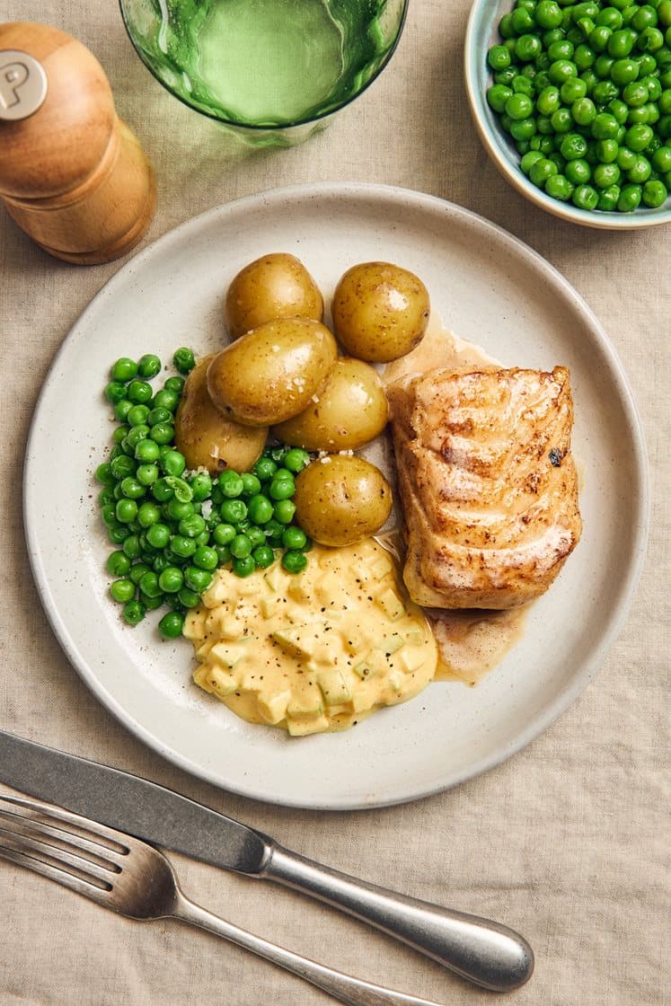 Smörstekt kolja med gröna ärtor och äppel- och currysås