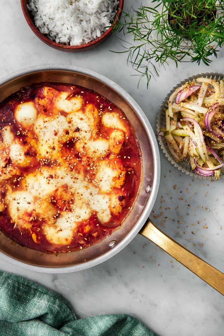 Buldak - Koreansk eldkyckling med päronsallad och rostade sesamfrön