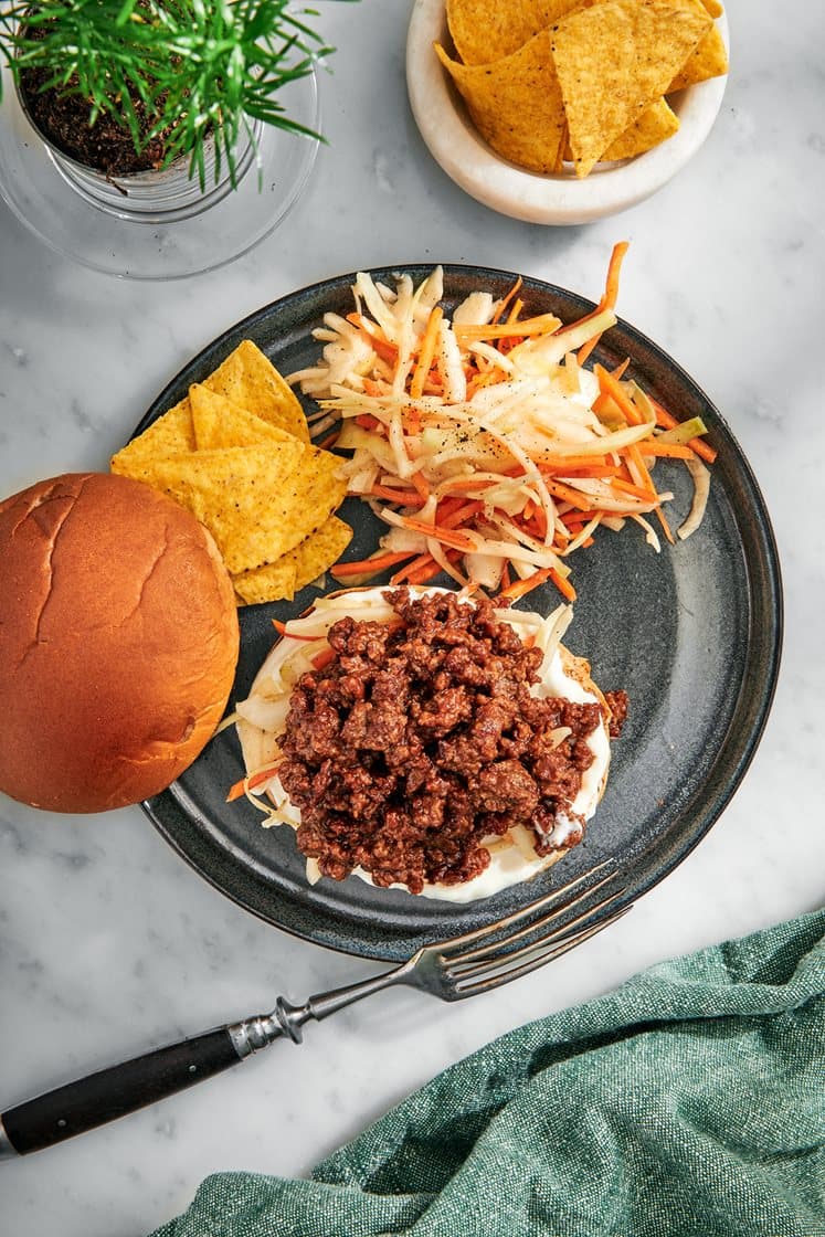 Sloppy joe - BBQ-stekt nötfärs i hamburgerbröd med tortillachips