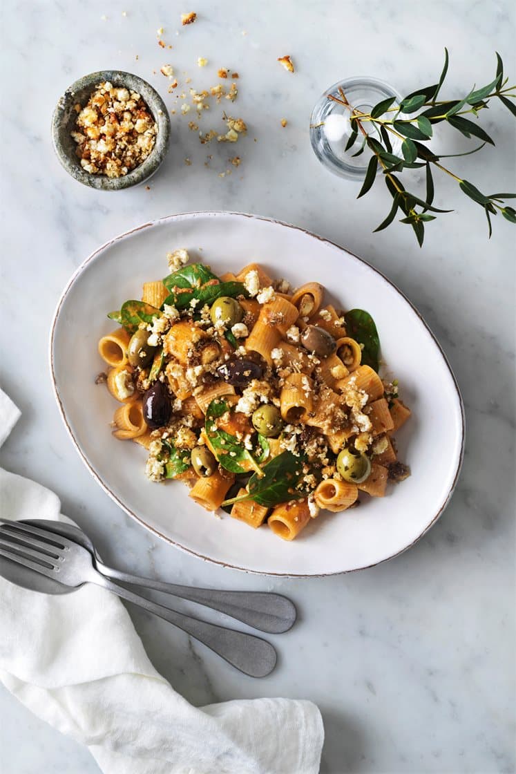 Pasta med paprikasås, spenat, fetaostströssel och oliver