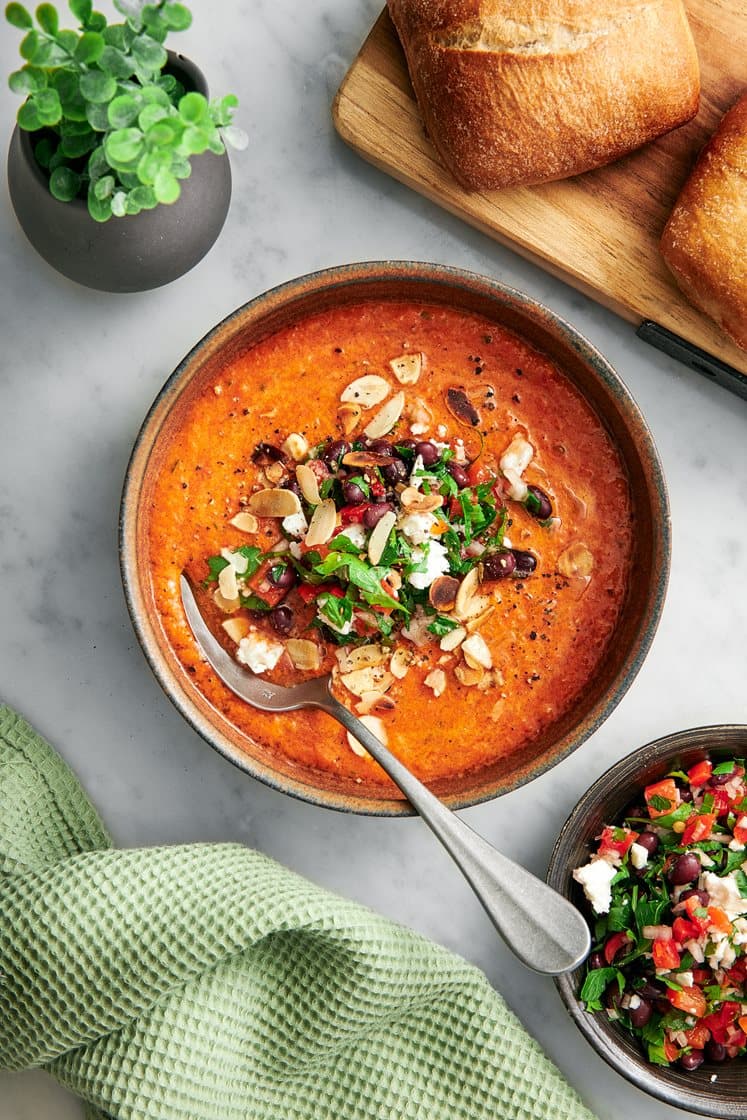 Gazpacho med rostad paprika och fetaosttopping 