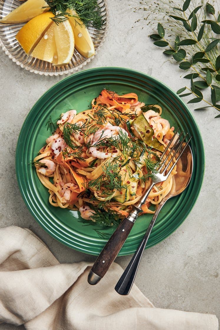 Krämig linguine med räkor, zucchini, dill och citron