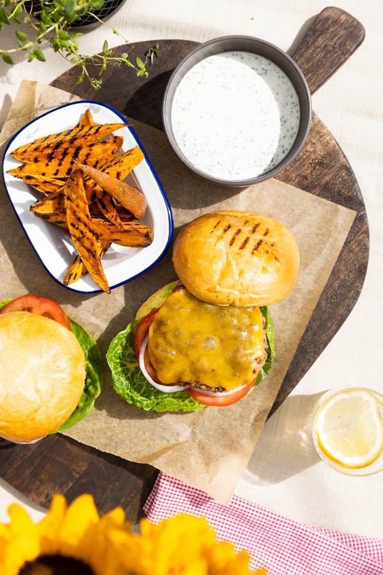 American cheeseburger med ranchdressing och grillad sötpotatis