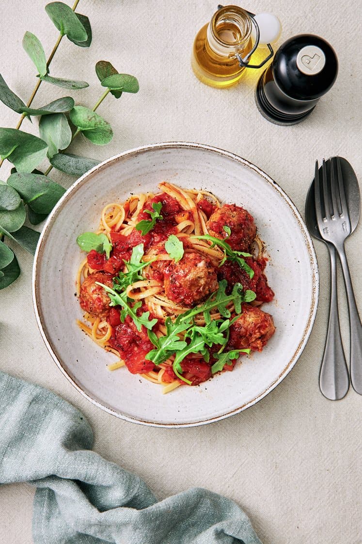 Pasta med italienska vegofrikadeller i kryddig tomatsås 
