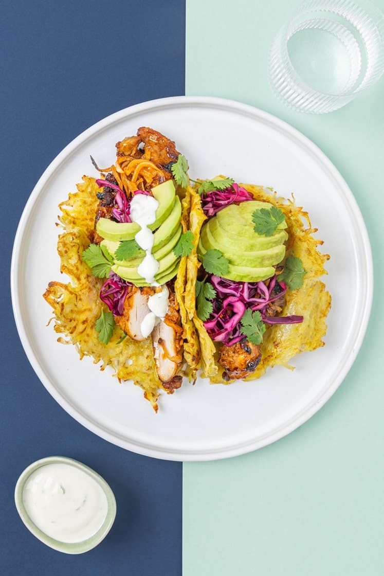 Röstitaco med chilirostad kyckling, avokado, rödkålssallad och lime