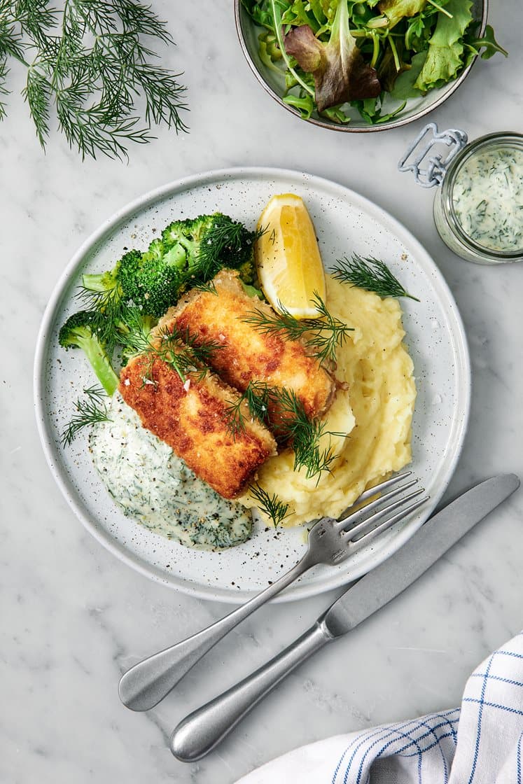 Panerad tofu med potatismos, broccoli och citron- och dillsås