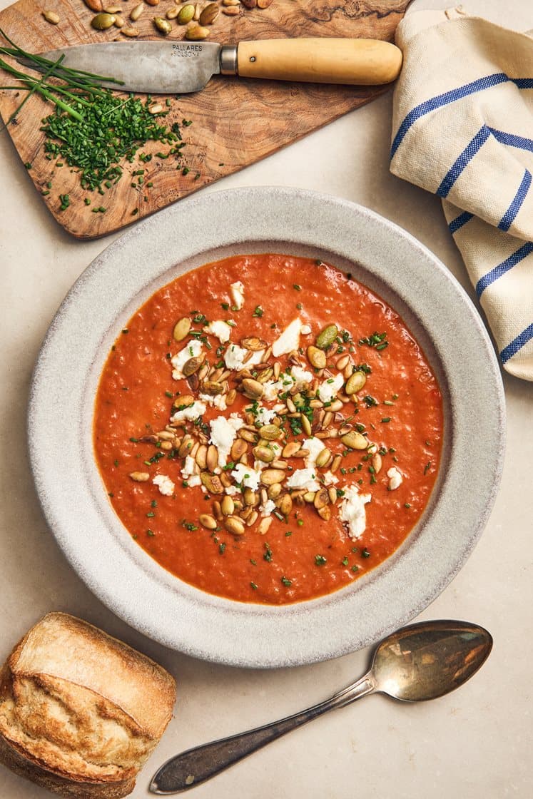 Gazpacho med rostad paprika, fetaost, gräslök och surdegsbröd