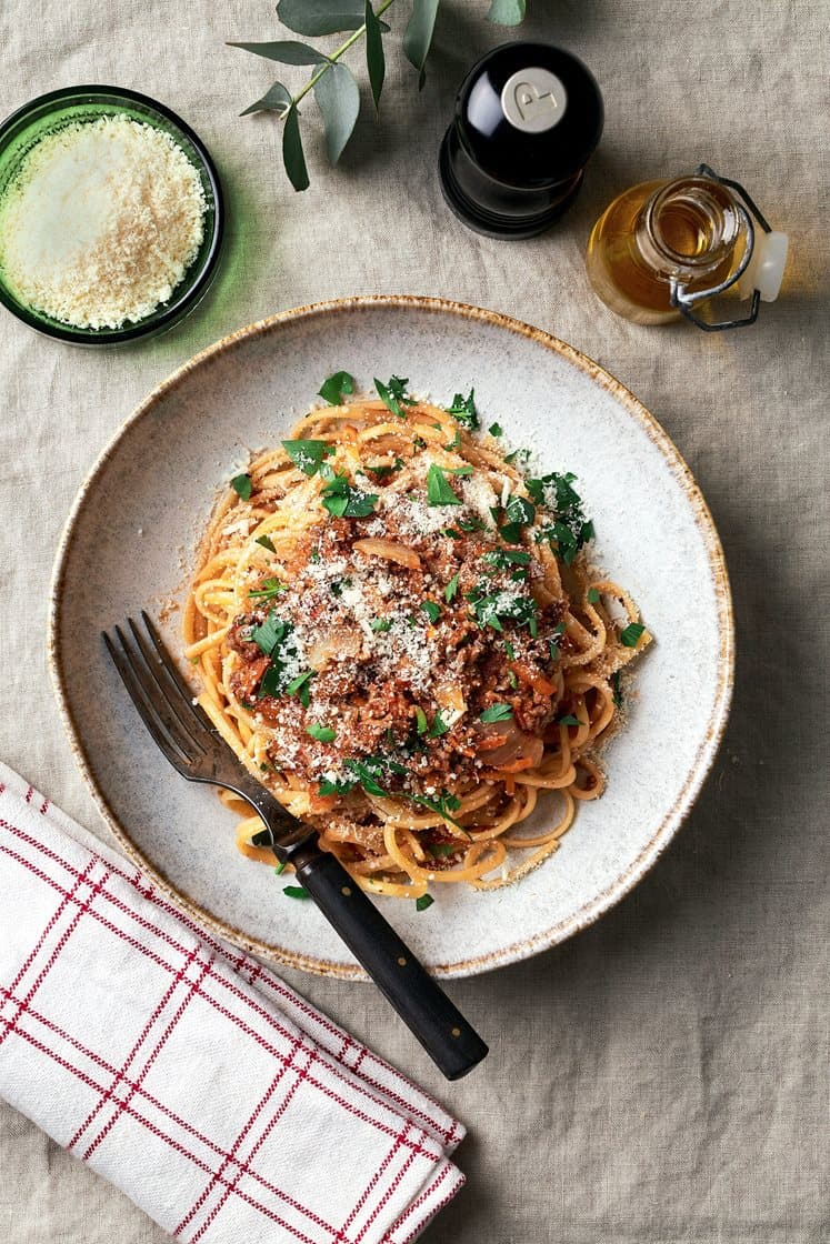 Pasta med örtig bolognese och riven pecorino