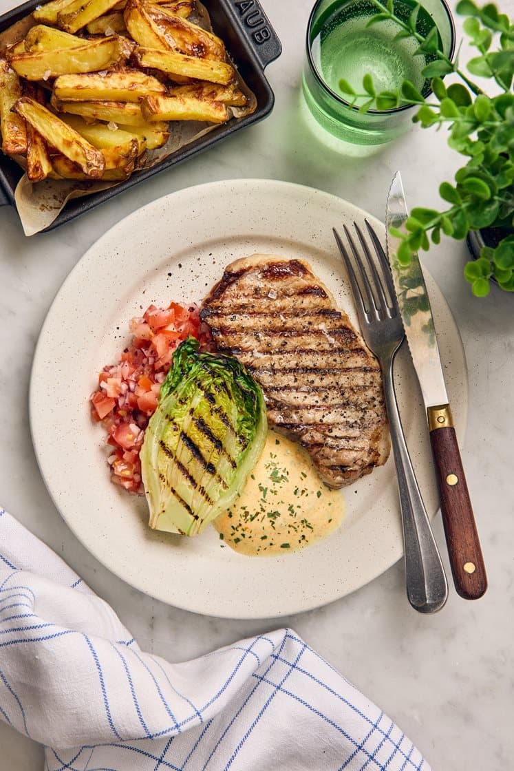 Fläskkotlett med grillad gemsallad och Café de Paris-sås