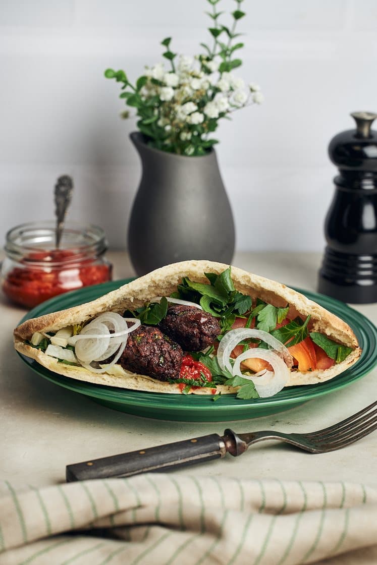 Vegetarisk cevapcici i pitabröd med ajvar relish och grönsaker