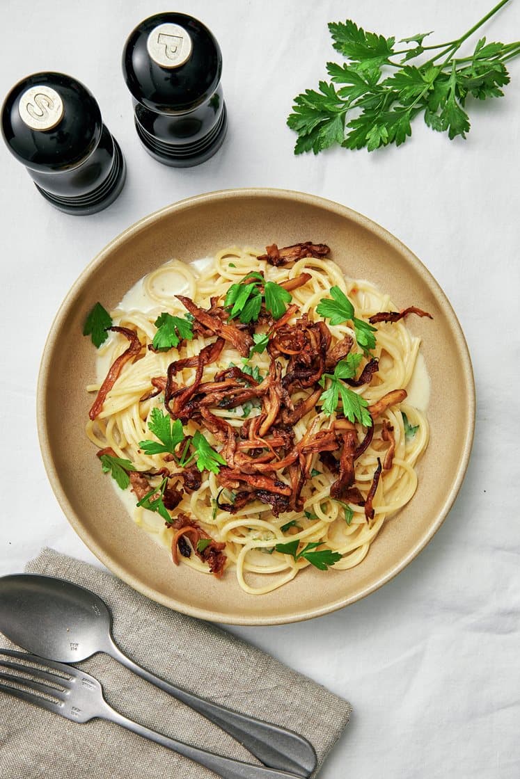 Vegocarbonara med chipotlemarinerad ostronskivling och färsk persilja 