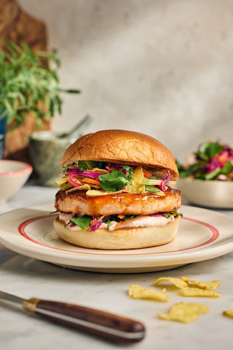 Laxburgare med mangochutney, limeyoghurt och tortillachips