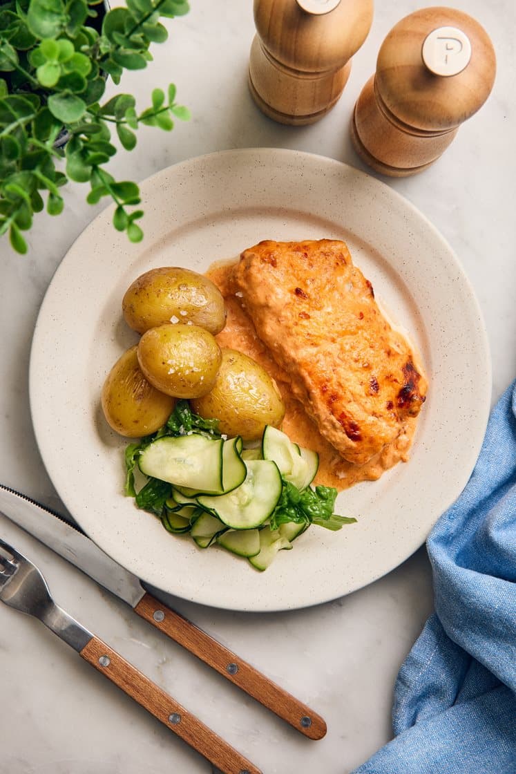 Ajvar- och parmesangratinerad sej med citron- och zucchinisallad