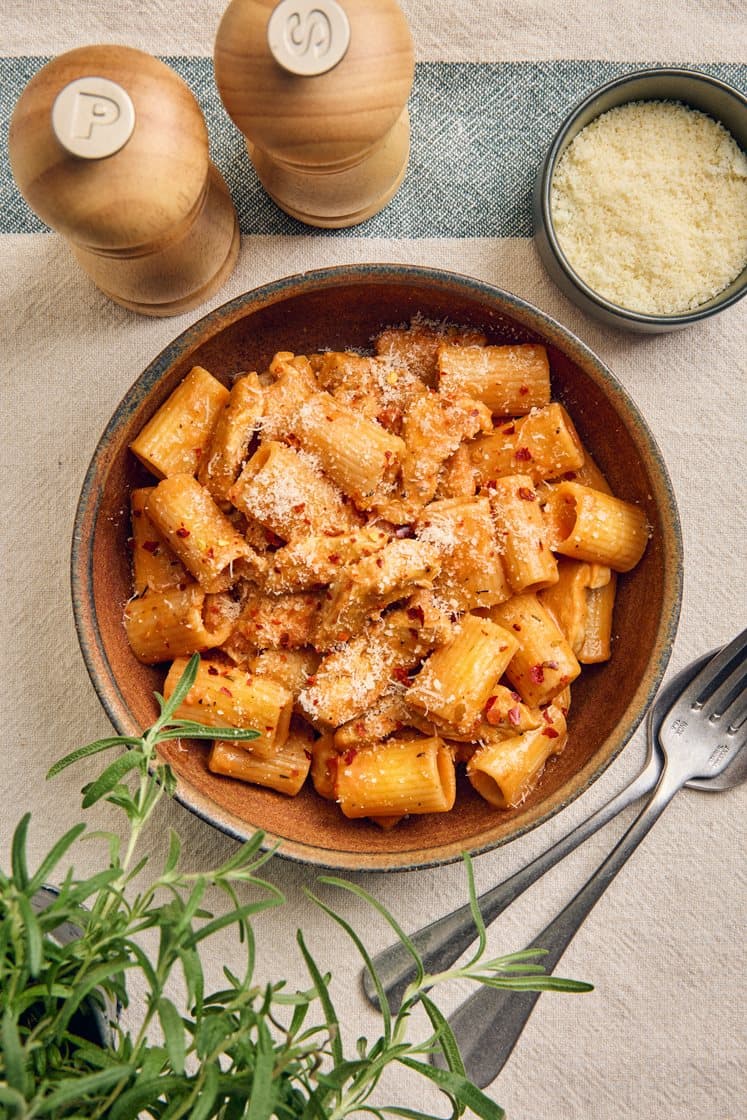 Krämig tomatpasta med kyckling, grädde och parmesan